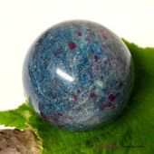 Kugel Rubin in blauem Disthen (Kyanit, Cyanit), 55 mm