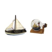 Schiffsmodell-Segelboot-Holz,Stoff 16 cm +Buddelschiff und Leuchtturm L10,5 cm