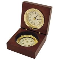 Uhr und Kompass in Holzschatulle