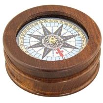 Kompass mit Windrose in Holz unter Glas