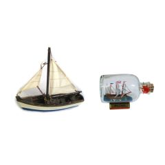 Schiffsmodell-Segelboot-Holz,Stoff 16 cm + Buddelschiff Mayflower L 9 cm
