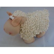 Niedliches Schaf aus Stoff