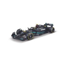 Bburago  1:24 F1 Mercedes AMG W14 E mit Helm, Hardcase #44 Hamilton