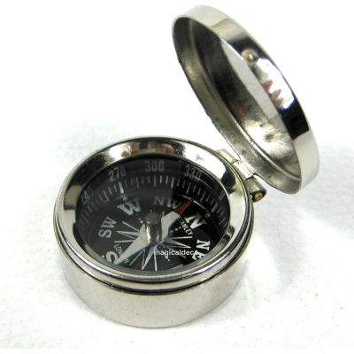 Kleiner Taschen- Kompass mit Deckel aus Messing, verchromt | 3083862269