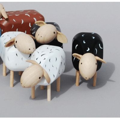 Grasendes, kleines Schaf aus Holz in der Farbe - Holzschaf, grasend, schwarz | 871161776